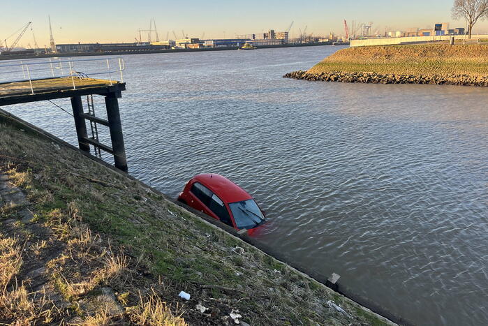 Hulpdiensten ingezet voor auto te water