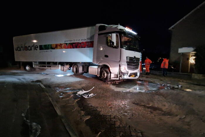 Vrachtwagenchauffeur rijdt sinkhole in
