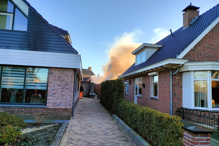 Brandende haag zorgt voor veel rookontwikkeling