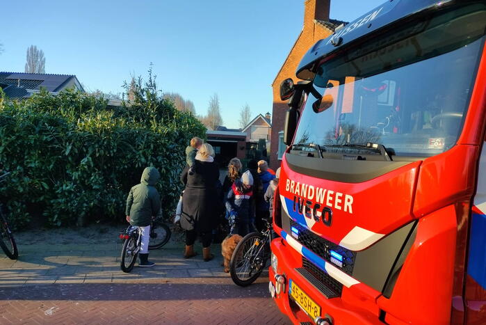 Brandende haag zorgt voor veel rookontwikkeling