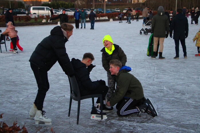 Veel schaatspret bij ondergespoten paardenbak