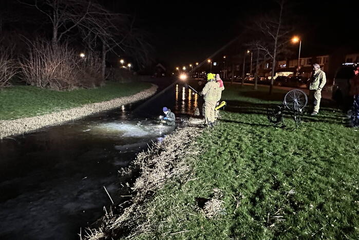 Hulpdiensten vinden fiets in water en starten zoekactie
