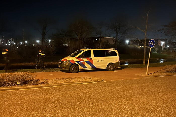 Hulpdiensten vinden fiets in water en starten zoekactie