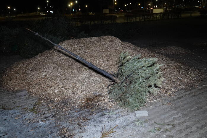 Kerstboom in brand gestoken