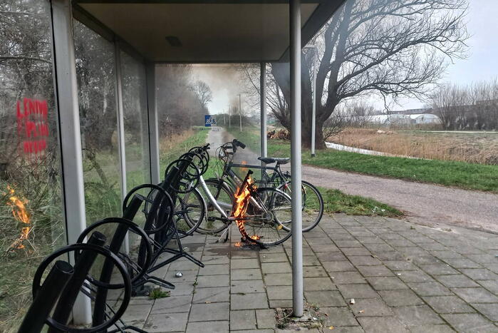 Brandweer blust brandende fiets