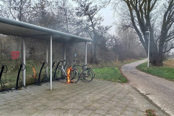 Brandweer blust brandende fiets