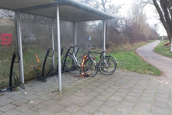 Brandweer blust brandende fiets