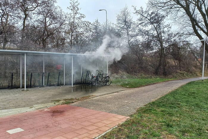 Brandweer blust brandende fiets