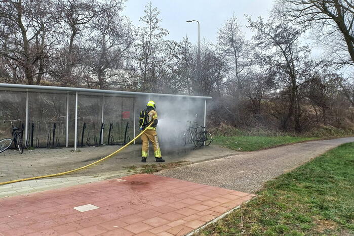Brandweer blust brandende fiets
