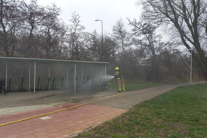 Brandweer blust brandende fiets