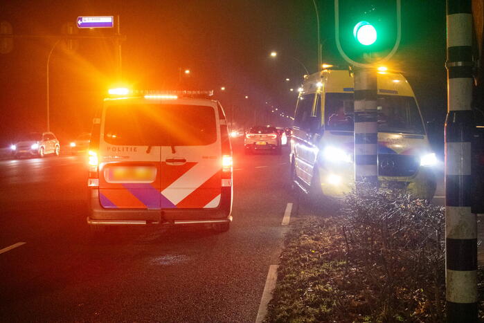 Fietser rijdt door rood en wordt aangereden