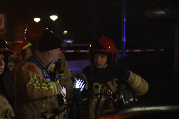 Flinke rookontwikkeling bij woningbrand, brandweer redt hond