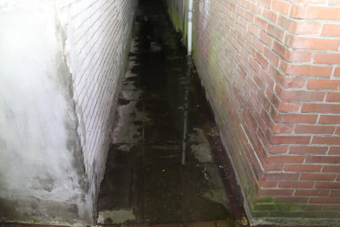 Brandgang onder water door spuitende kraan