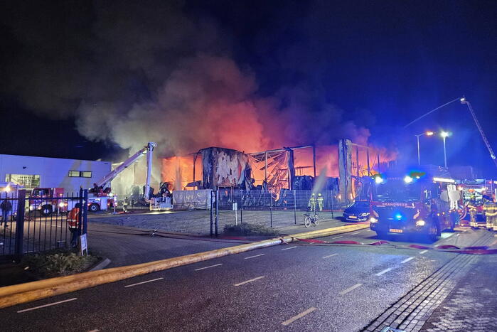 Textielbedrijf brandt voledig uit door grote brand