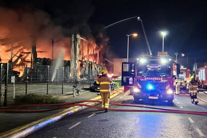 Textielbedrijf brandt voledig uit door grote brand