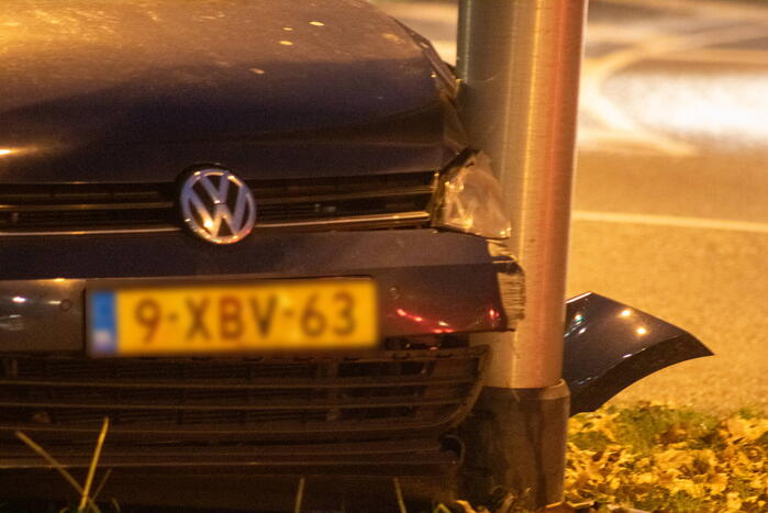 Twee gewonden bij ongeval tussen auto en paal