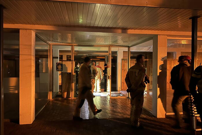 Water stroomt via muren woning uit door hevige lekkage