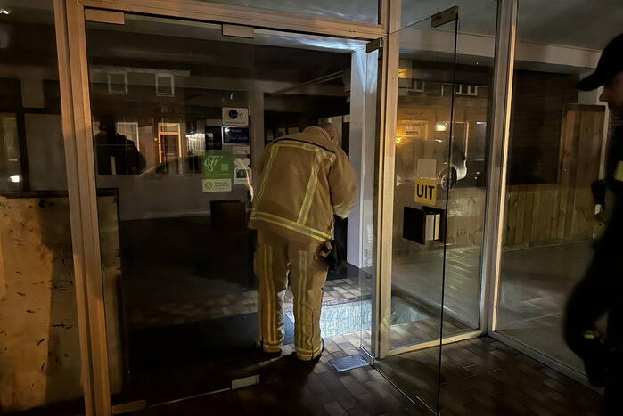 Water stroomt via muren woning uit door hevige lekkage