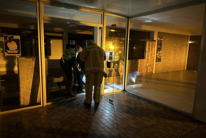 Water stroomt via muren woning uit door hevige lekkage