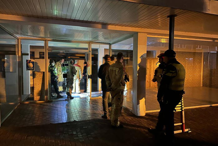 Water stroomt via muren woning uit door hevige lekkage