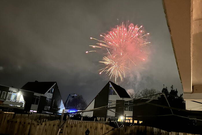 Brandweer blust afgeschoten vuurwerk