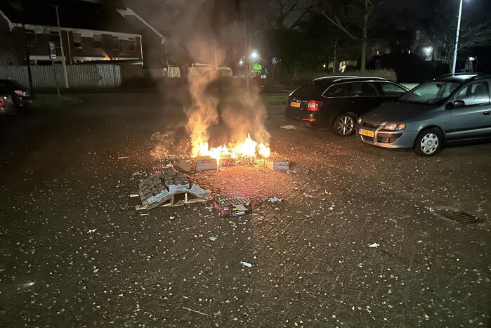 Brandweer blust afgeschoten vuurwerk