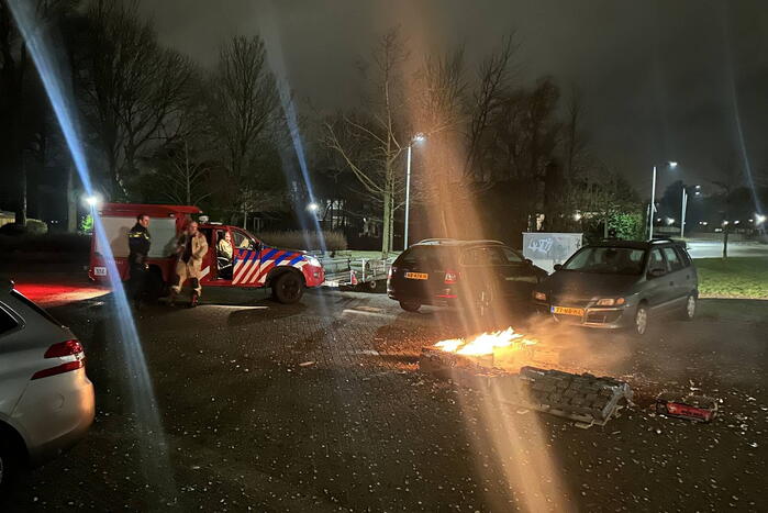 Brandweer blust afgeschoten vuurwerk