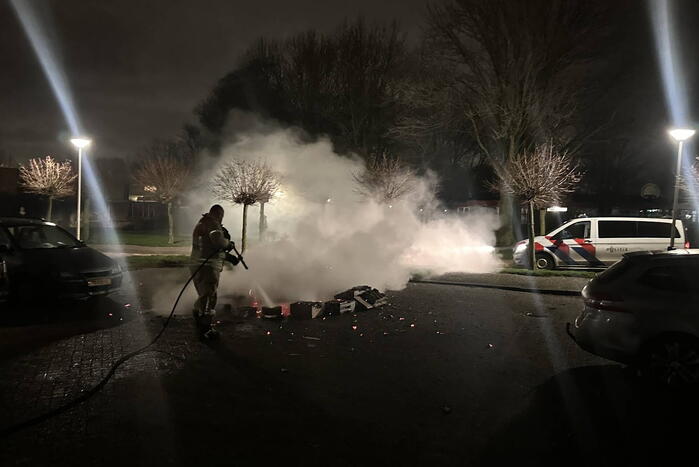 Brandweer blust afgeschoten vuurwerk