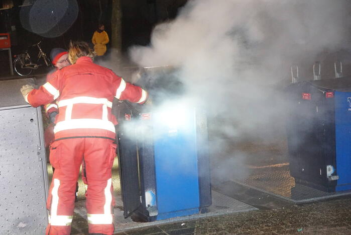 Brandweer blust wederom brand in ondergrondse container