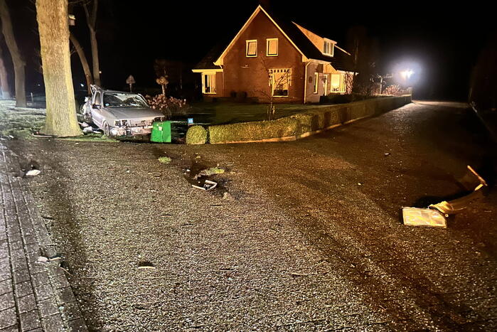 Bestuurder aangehouden na botsing met boom