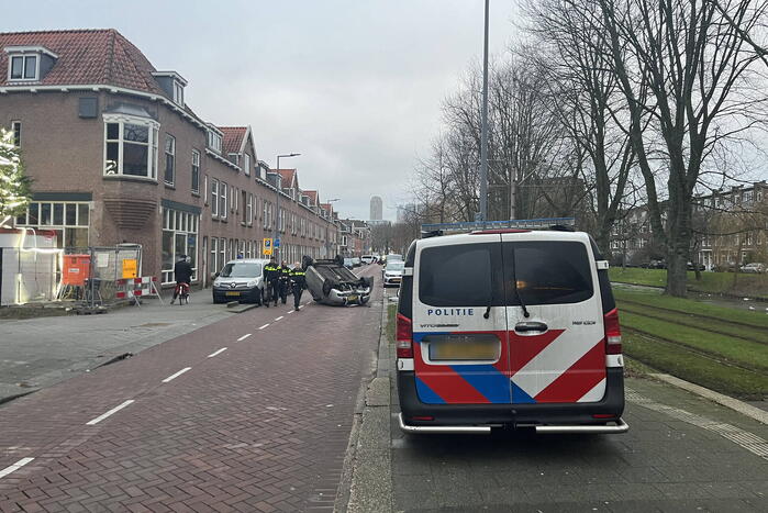 Automobilist botst op container en vliegt over de kop