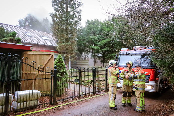 Uitslaande brand in houten woning