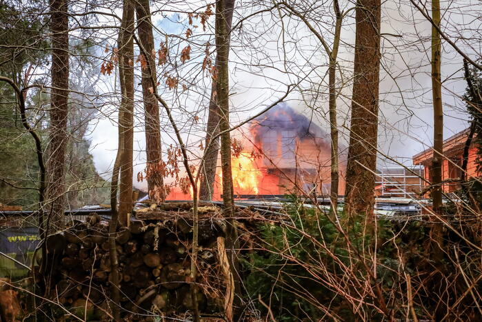 Uitslaande brand in houten woning