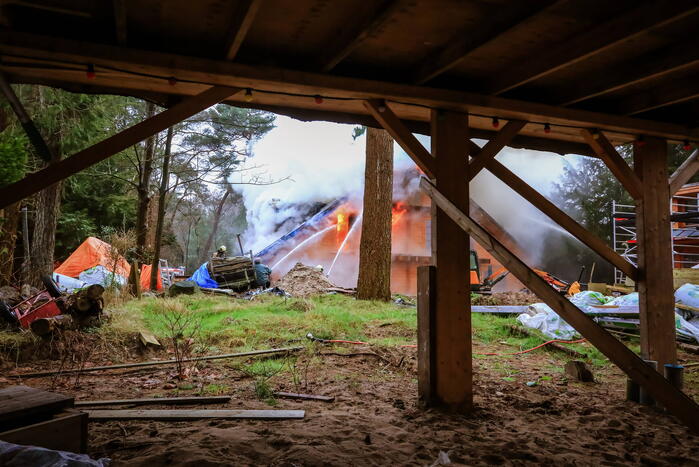 Uitslaande brand in houten woning