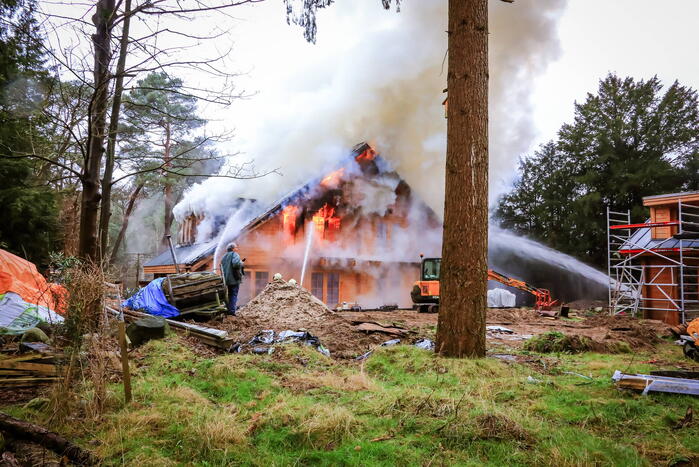 Uitslaande brand in houten woning