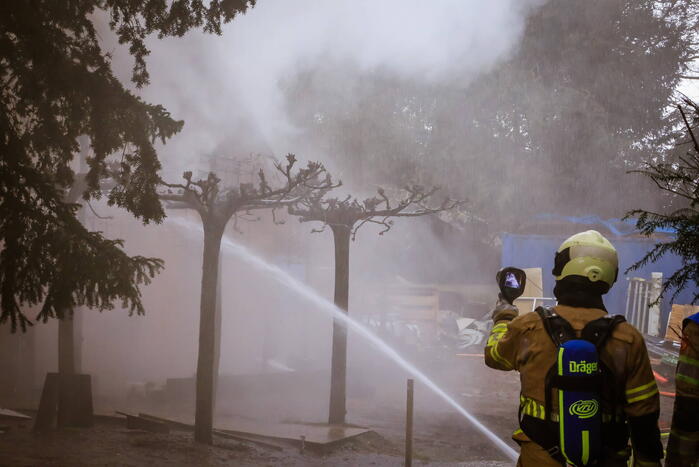 Uitslaande brand in houten woning