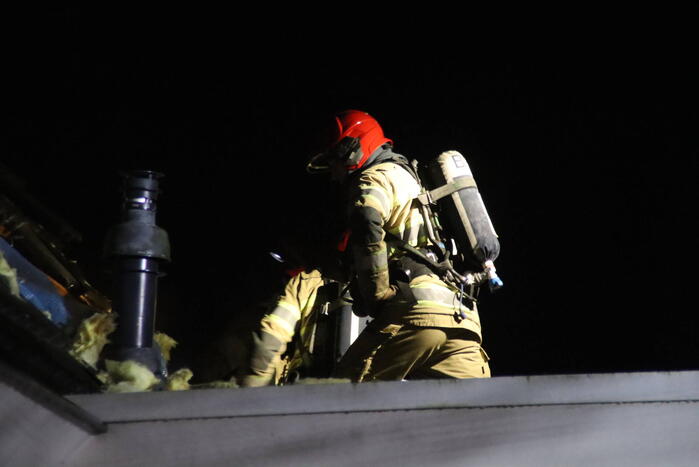 Brandweerlieden slopen dak na brand