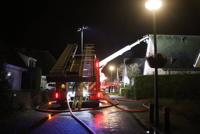 Brandweerlieden slopen dak na brand