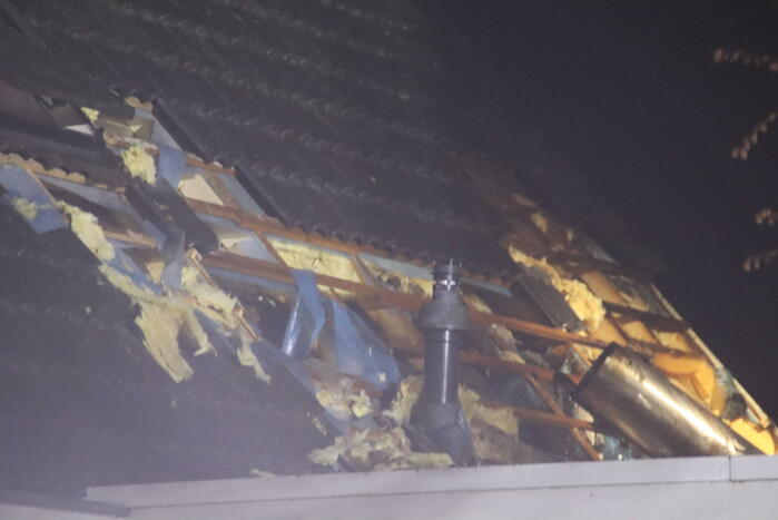 Brandweerlieden slopen dak na brand