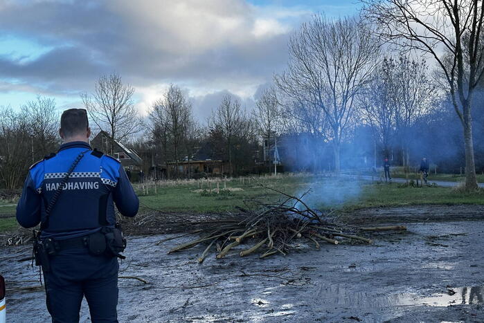 Brandweer blust afvalbrand