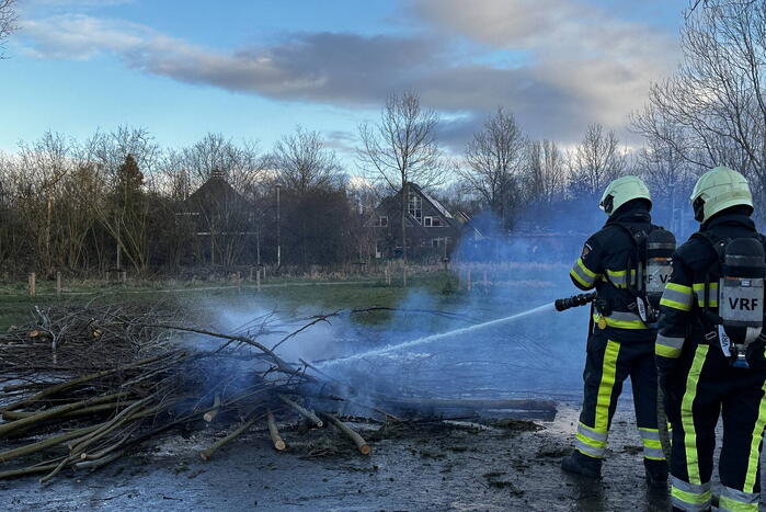 Brandweer blust afvalbrand