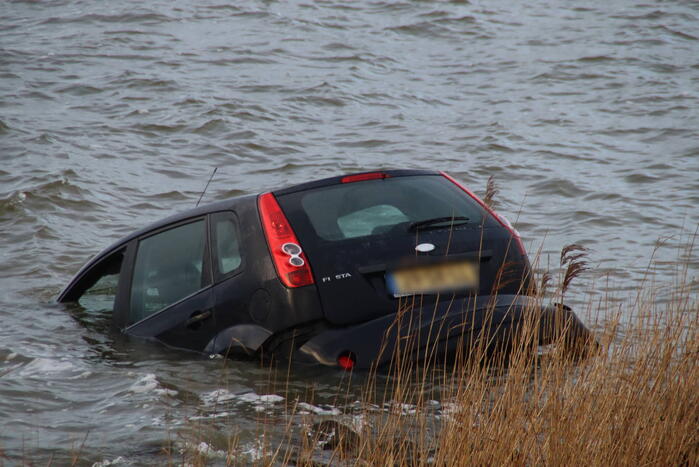 Automobilist gewond geraakt bij auto te water