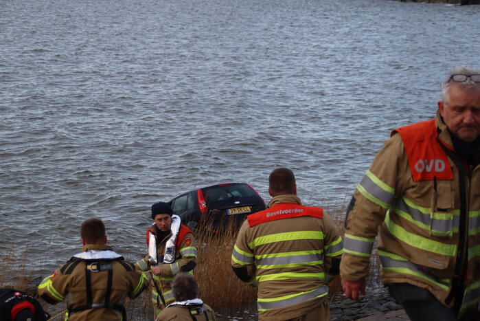 Automobilist gewond geraakt bij auto te water