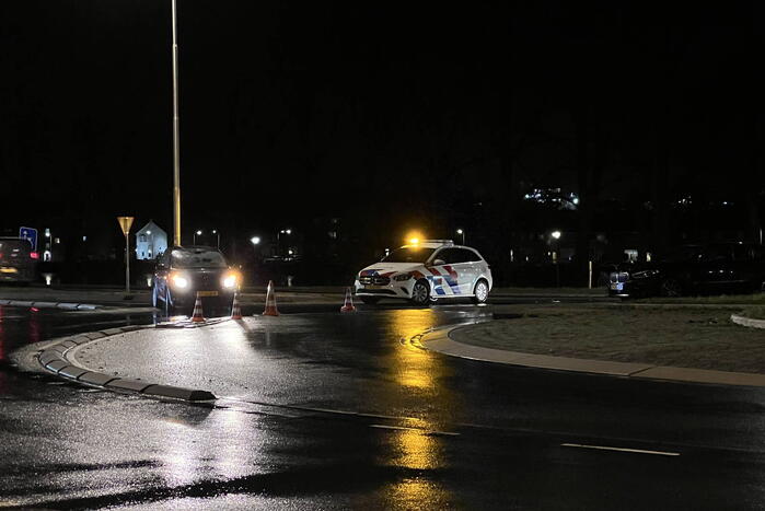Bestelbus en personenauto botsen op rotonde