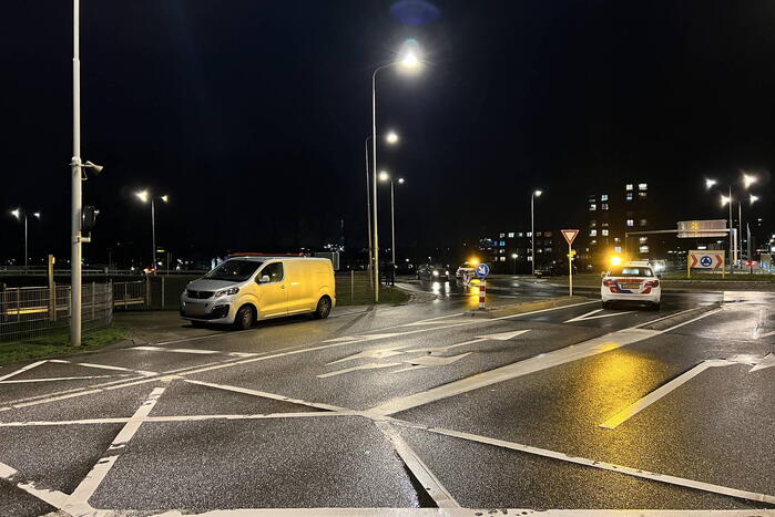 Bestelbus en personenauto botsen op rotonde