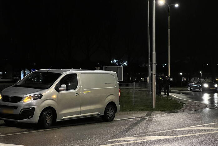 Bestelbus en personenauto botsen op rotonde