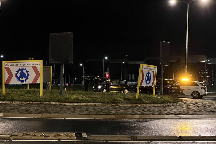 Bestelbus en personenauto botsen op rotonde