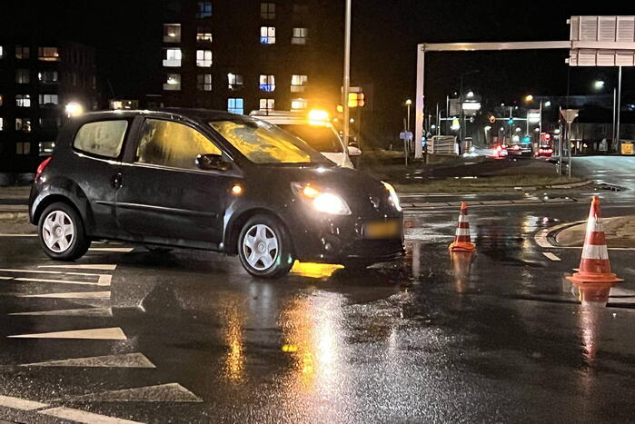 Bestelbus en personenauto botsen op rotonde