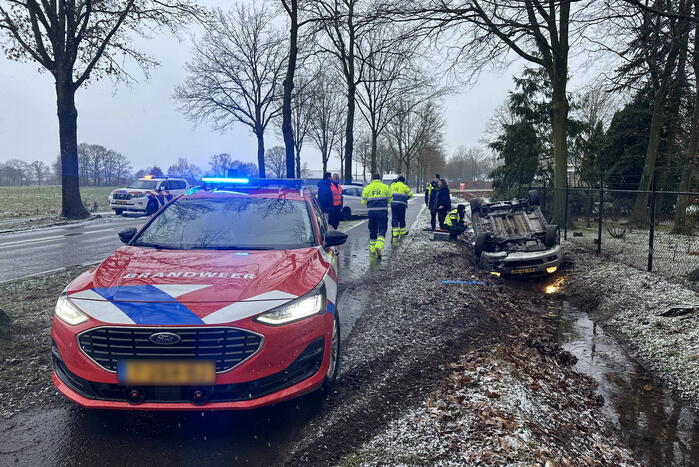 Automobilist op de kop in sloot door gladheid