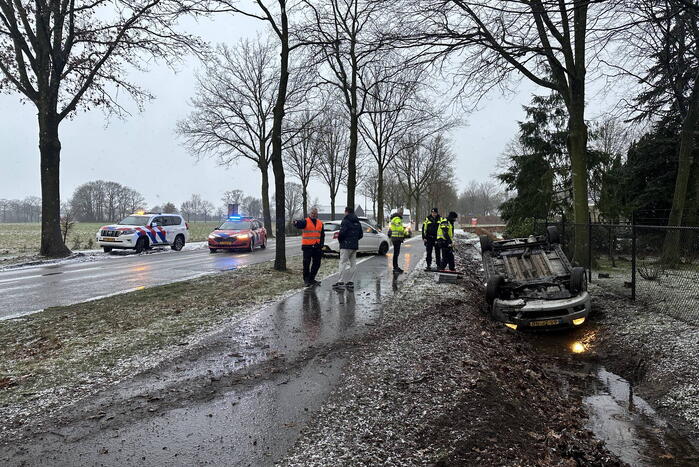 Automobilist op de kop in sloot door gladheid